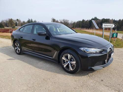 BMW i4 mit 17"-Felgen