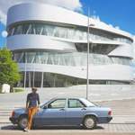 Posen vor dem Mercedes-Museum