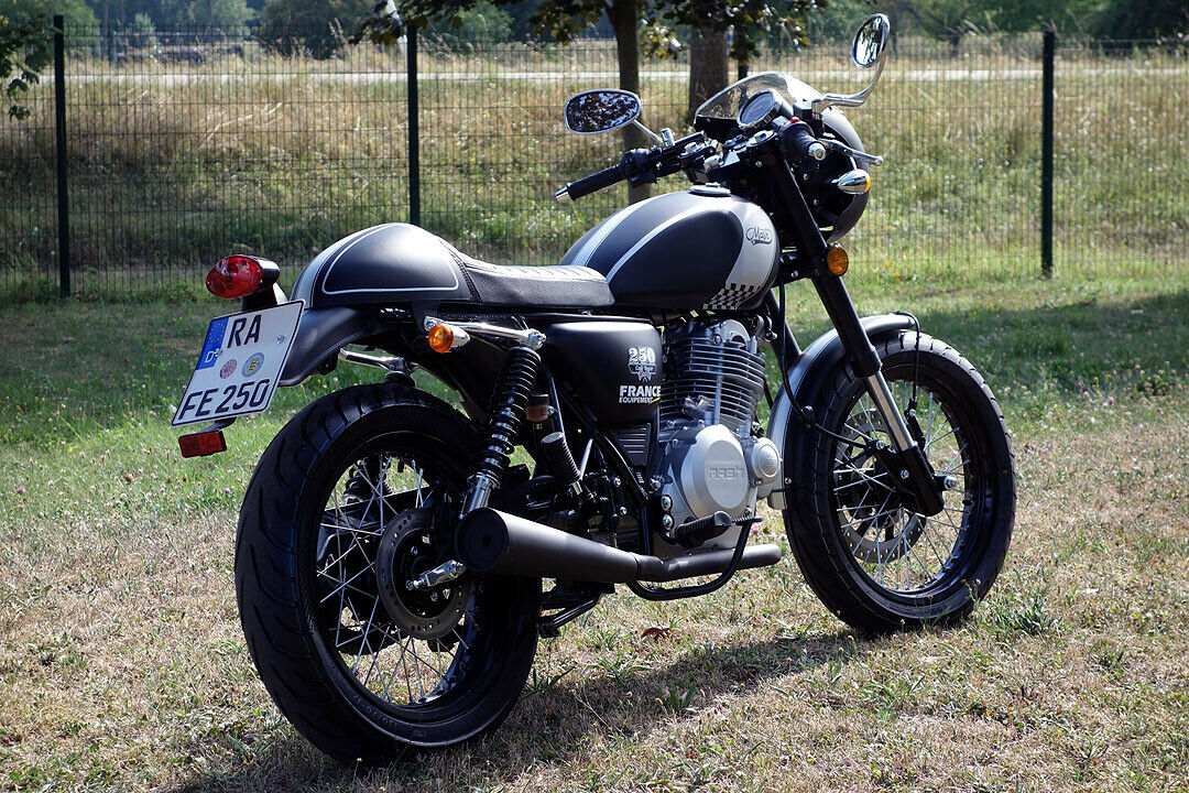 Die Mash Cafe Racer wiegt fahrfertig rund 145 Kilogramm. Die Preisliste beginnt bei 3.650 Euro