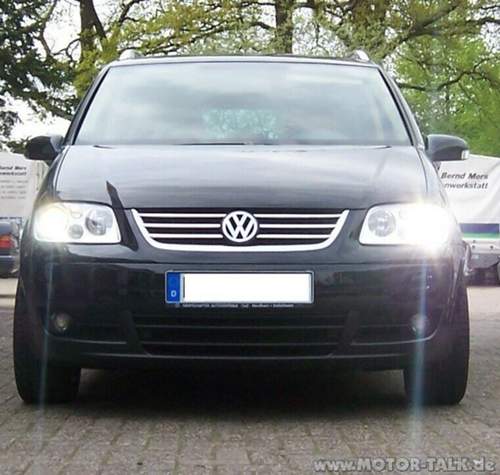 Breit-stehend-frontal-von-unten