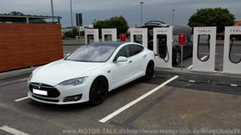 Rückfahrt am Supercharger mit einem Weiteren Model S