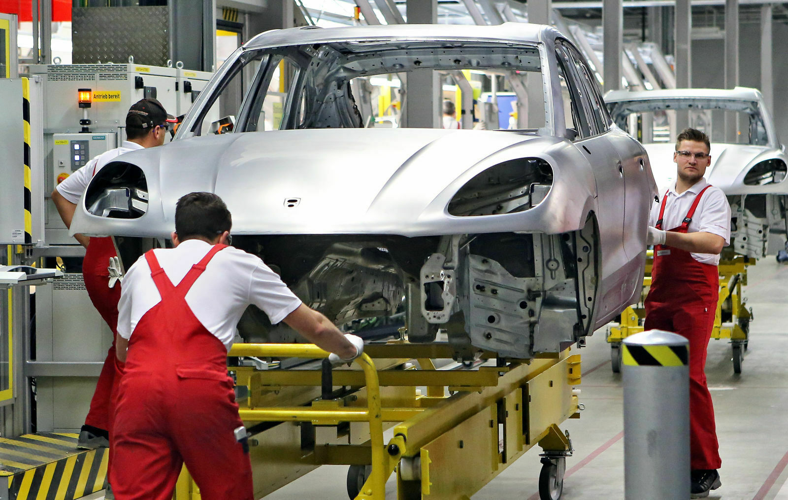 Der deutschen Autobranche steht laut VDA ein erfolgreiches Jahr bevor. Im Bild: Fertigung im Porsche-Werk