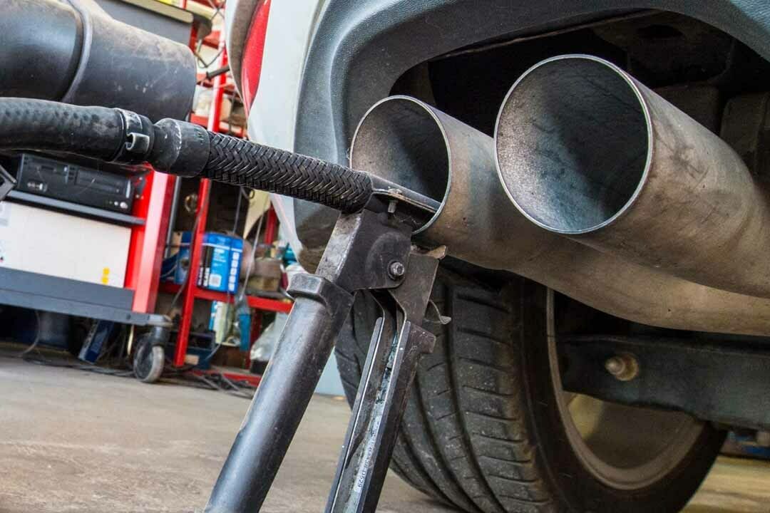 Derzeit werden Abgase nur auf dem Prüfstand kontrolliert. Ab 2017 gibt es Praxistests