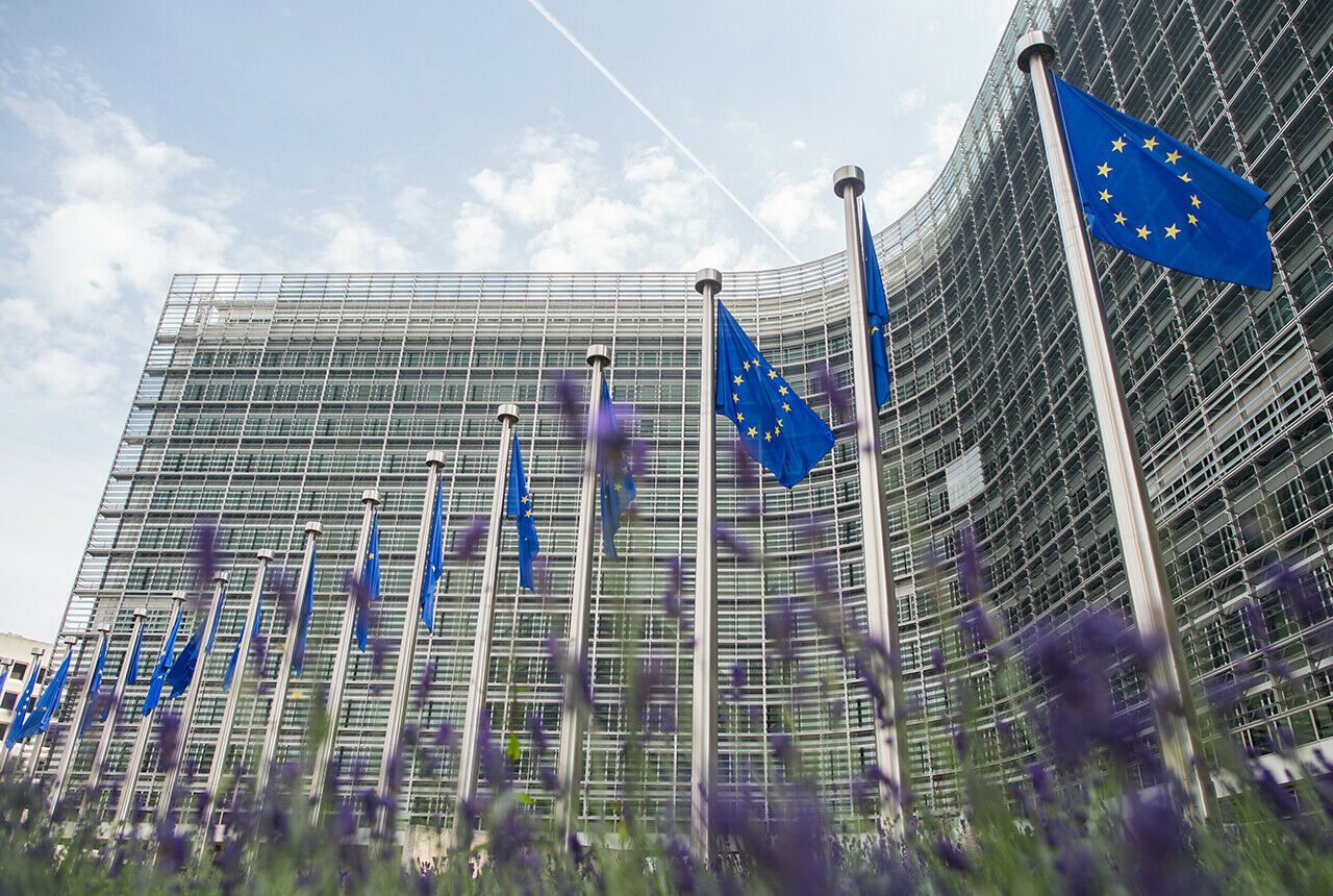 Europäische Unternehmen sollen bei der Batteriezellen-Produktion nicht hinter asiatische Hersteller zurückfallen: Die EU-Kommission fördert die europäische Fertigung mit 200 Millionen Euro