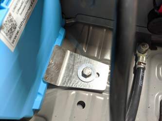 Mit Halter, dessen Nase passt genau in die Aussparung der Batterie