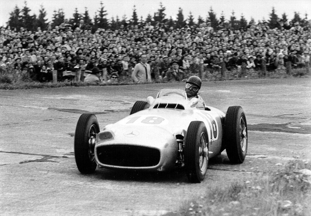 1954: Der Sieger des Großen Preis von Deutschland, Juan Manuel Fangio, in seinem Mercedes W 196 R