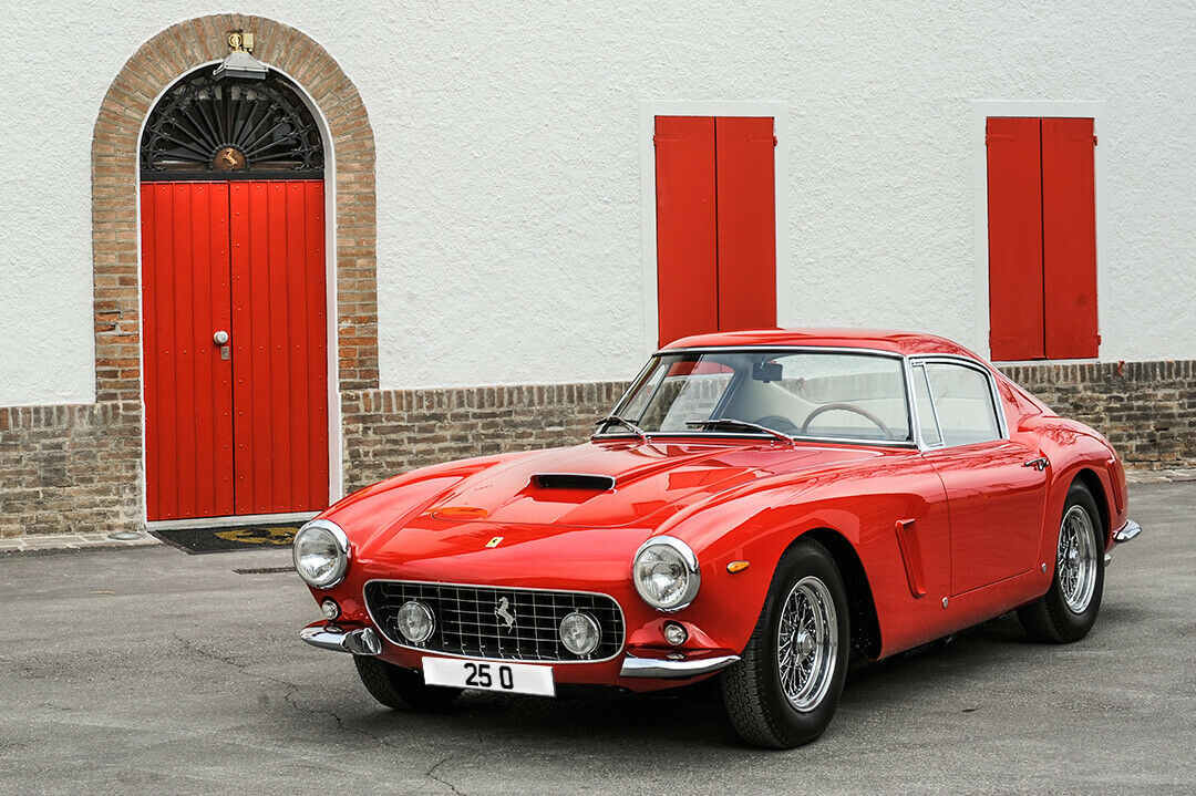 Dürfen wir helfen, Mr. Collins? Unser Grafiker befestigte das 650.000 Euro teure Nummernschild schon mal am Ferrari 250 GT SWB