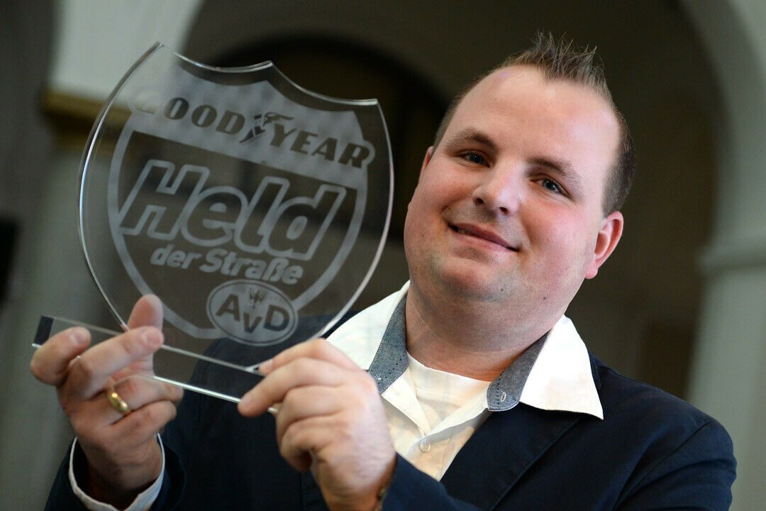 Der Lastwagenfahrer Sascha Högemann rettet einen eingeklemmten Kollegen, nachdem dieser verunfallt war