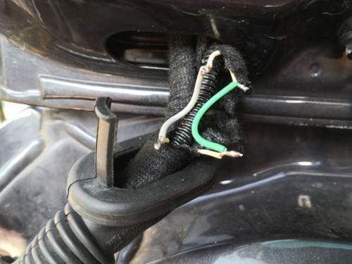 Bild 3: Geflickte Kabel zur Leuchte