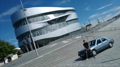 Vor dem Mercedes-Benz Museum.