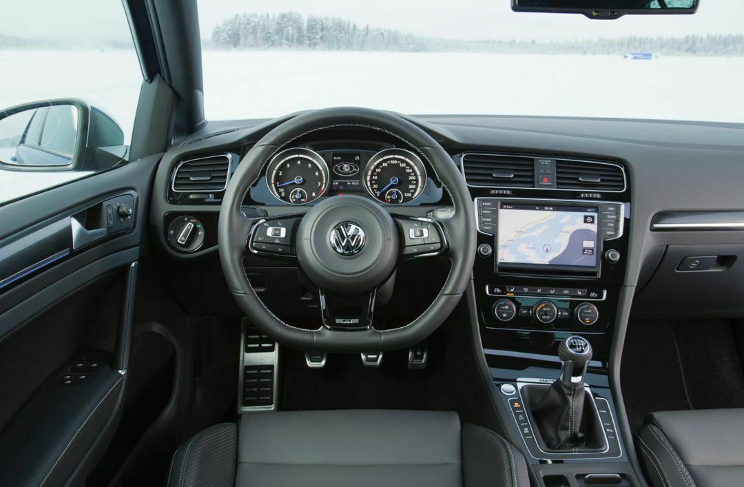 Im Innenraum des Golf R: Klavierlack, Carbon, Leder und (ganz wichtig!) die ESP-Taste