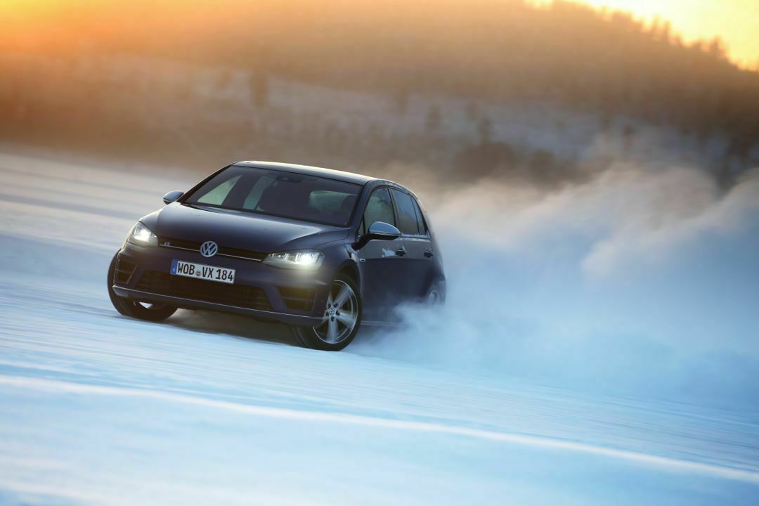 Quer im Golf R: Das ESP im schnellsten Golf lässt sich komplett deaktivieren. Das erlaubt spektakuläre Drifts im Schnee