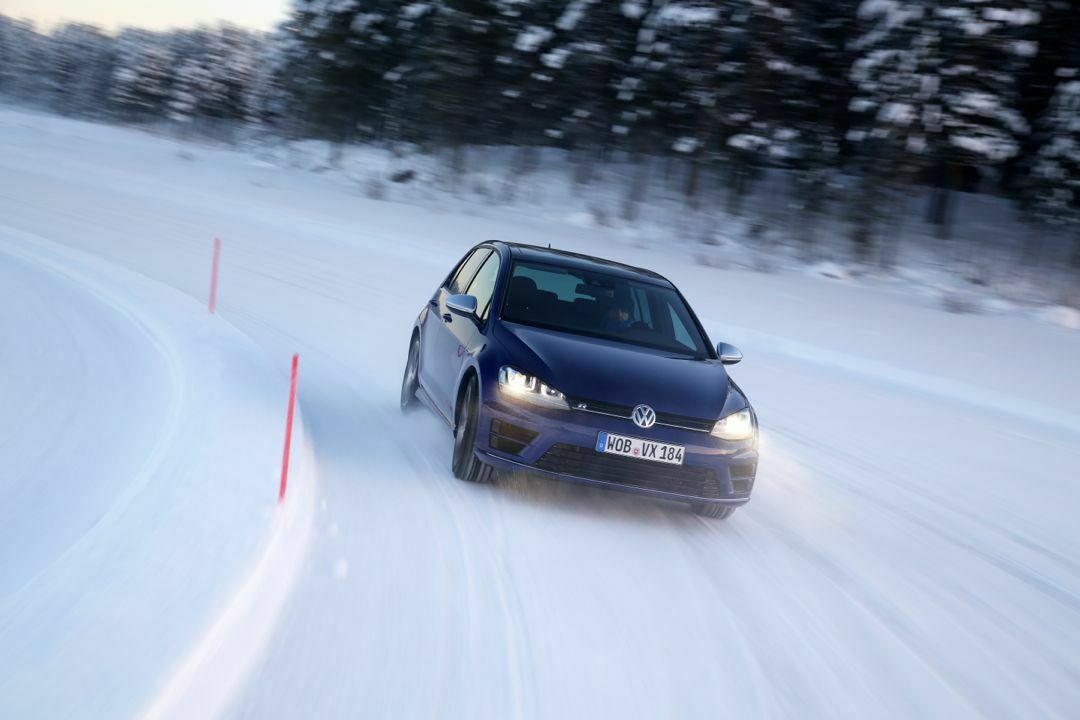 Die Hinterräder des Golf R folgen sicher der guten Lenkung, selbst bei zügiger Gangart