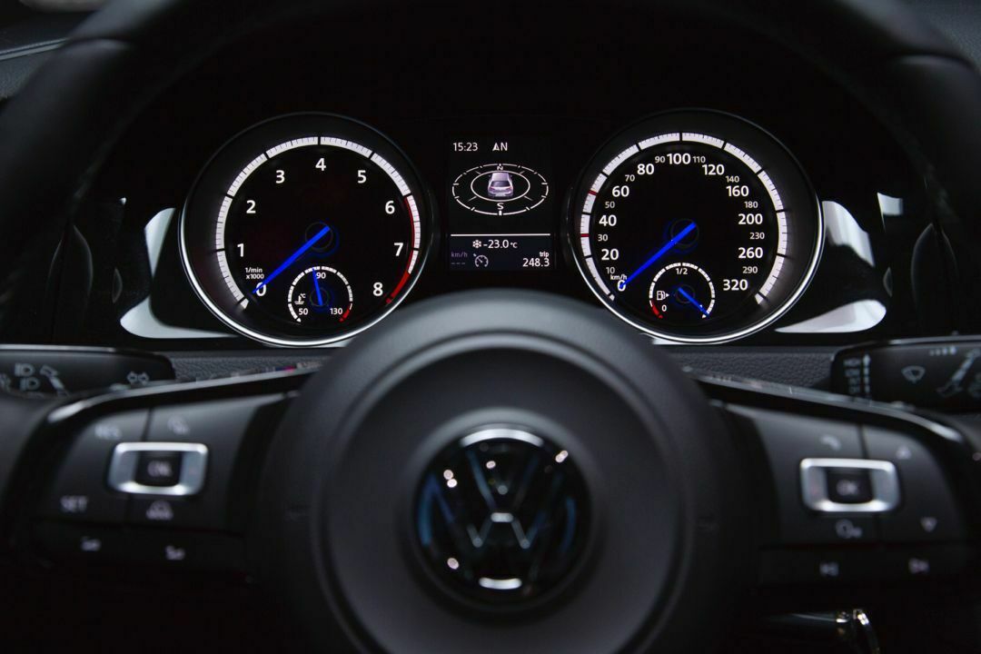 Optimistische Tacho-Skalierung: Der Golf R rennt (elektronisch begrenzte) 250 km/h schnell