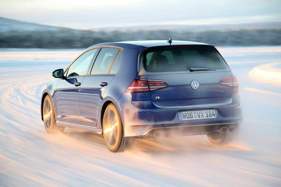 Schnee am Hintern: Der Golf R auf seiner Lieblingsspielwiese