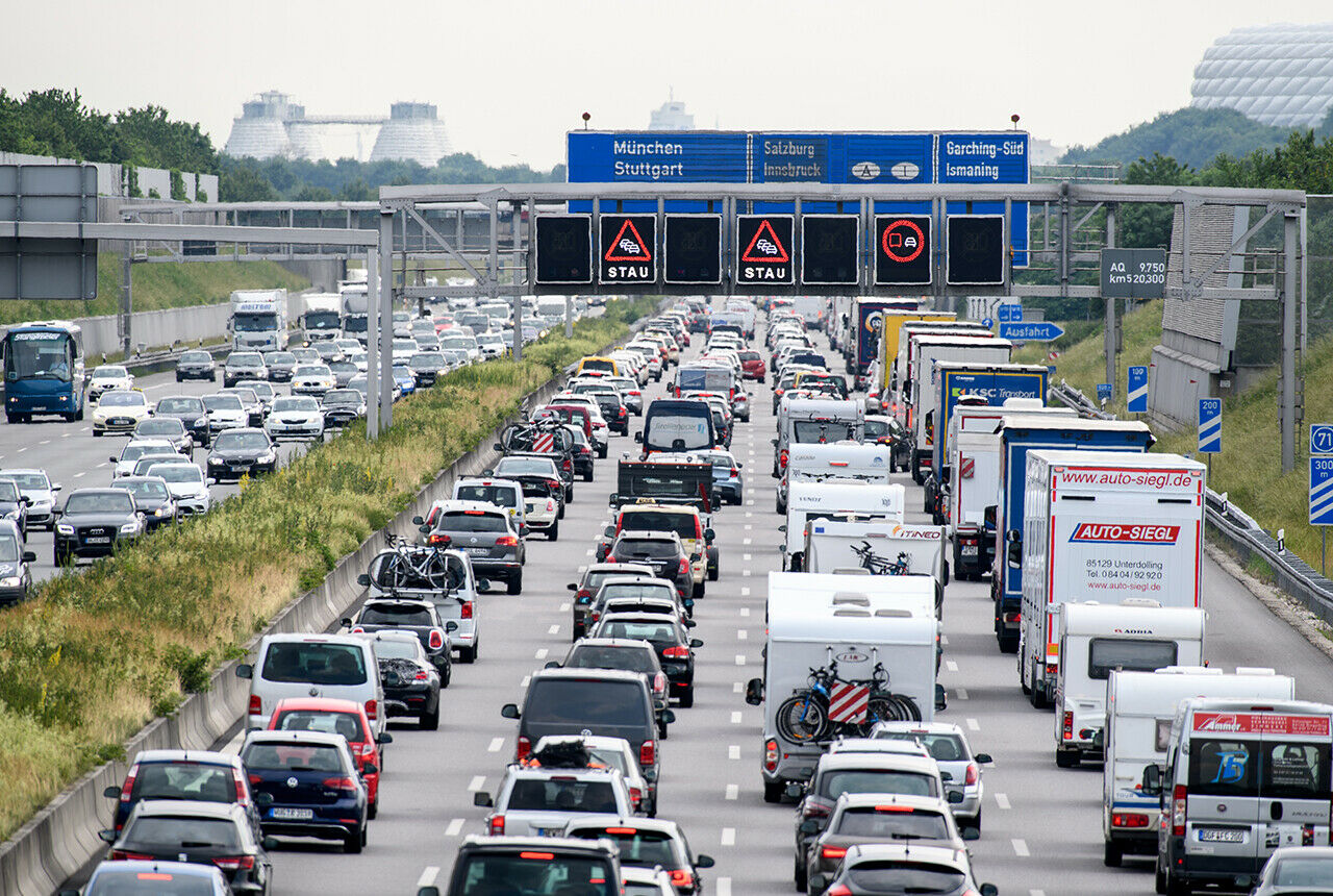 Ganz Deutschland ist auf Achse: Zum Start des Reise-Wochenendes zählte der ADAC rund 3.000 Staus. Seit Freitag haben sämtliche Bundesländer Sommerferien