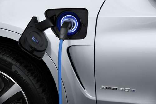 Lädt in blau: 31 Kilometer schafft der X5 vollelektrisch