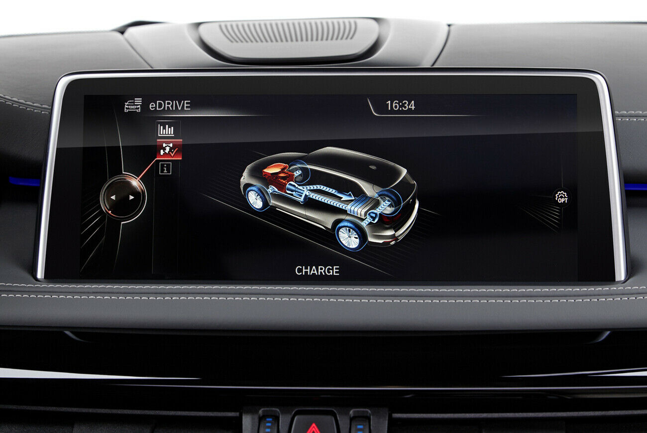 Während der Fahrt kann der Benziner die Batterie laden. Praktisch, wenn man über die Autobahn in eine andere Stadt fährt und dort elektrisch fahren will