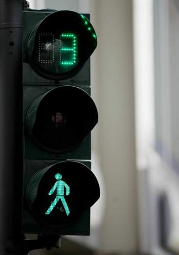 In der Grünphase zeigt die Ampel an, wie viel Zeit noch zum Überqueren der Straße bleibt