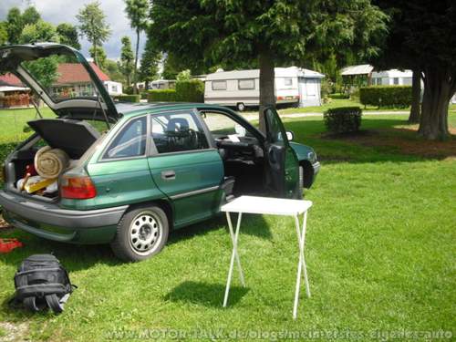 Der Astra beim Zelten in Frankreich