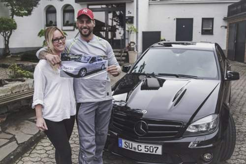 Wechselmeister-Finalist Marco mit seiner Freundin: Es begann mit einem Ford Mondeo für 500 Euro. Heute fährt er Mercedes C 63 AMG
