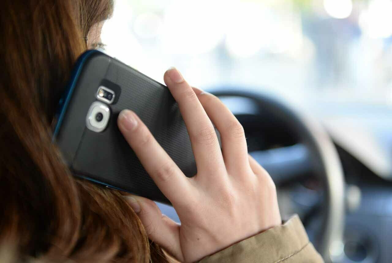 Wer gegen das Handyverbot am Steuer verstößt, riskiert ein Bußgeld von 60 Euro und einen Punkt in Flensburg