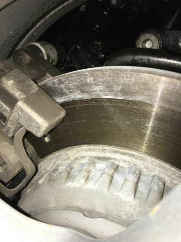 Hinten rechts: auch hier unterschiedliche Verteilung der Kraefte und auch die goldgelb angelassene Bremsscheibe.jpg