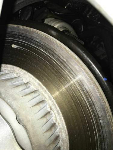 Hinten links, mit Blitz fotografiert sieht die unterschiedlichen anders fahren. Dazu ist jetzt noch gekommen dass der Bremskolben nicht gleichmaessig auf die Scheibe drueckt..jpg
