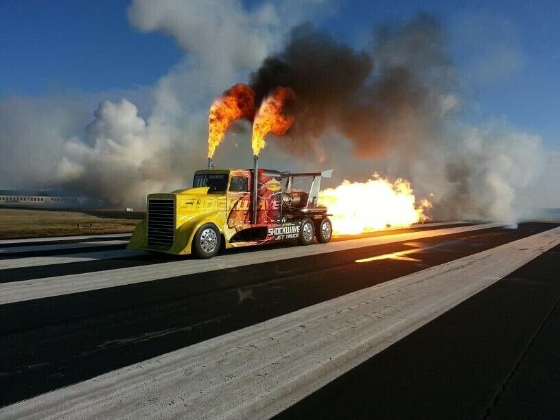 Drei Jettriebwerke leisten im Turbinen-Truck 36.000 PS