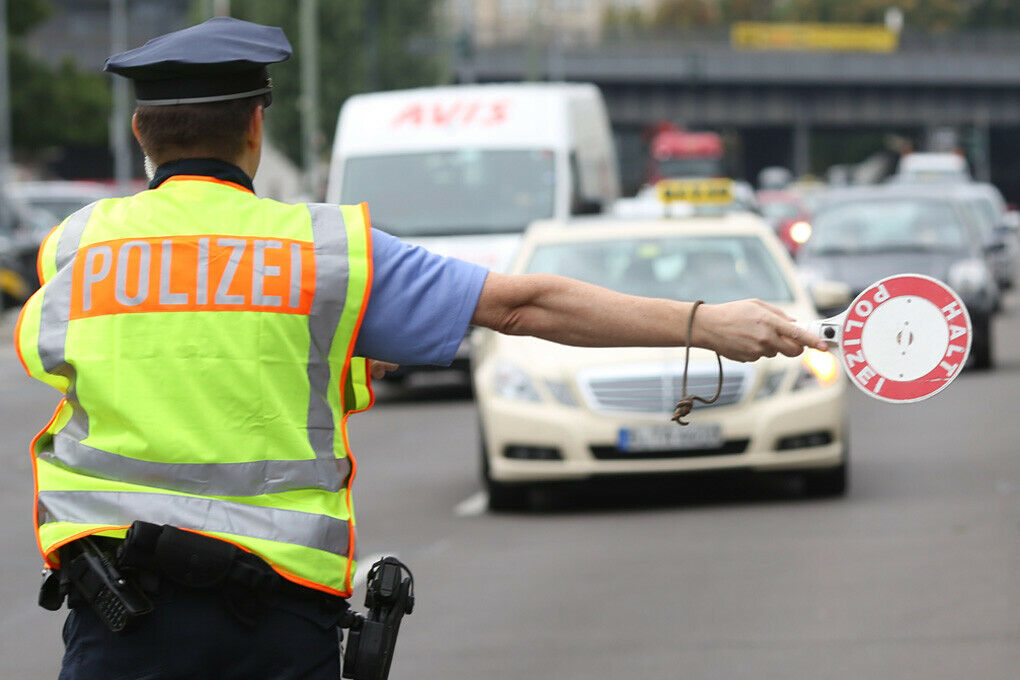 Ein Rentner ist 37 Jahre lang ohne Führerschein gefahren, dann hat ihn eine Polizeikontrolle erwischt