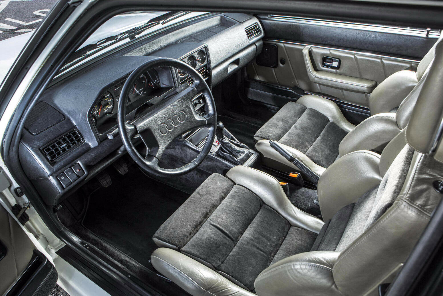 Originale Recaro-Stühle und nachgerüstete Lautsprecher in den Türverkleidungen