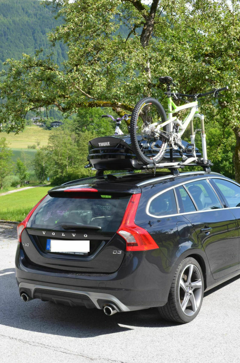 4 Mountainbikes aufs Dach des V60 (Polestar)