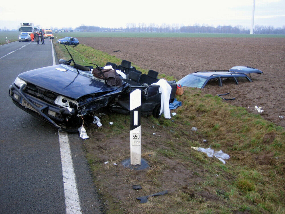 Dieser VW wollte einen Lkw überholen und stieß dabei mit einem Honda zusammen. Die Insassen wurden schwer verletzt.