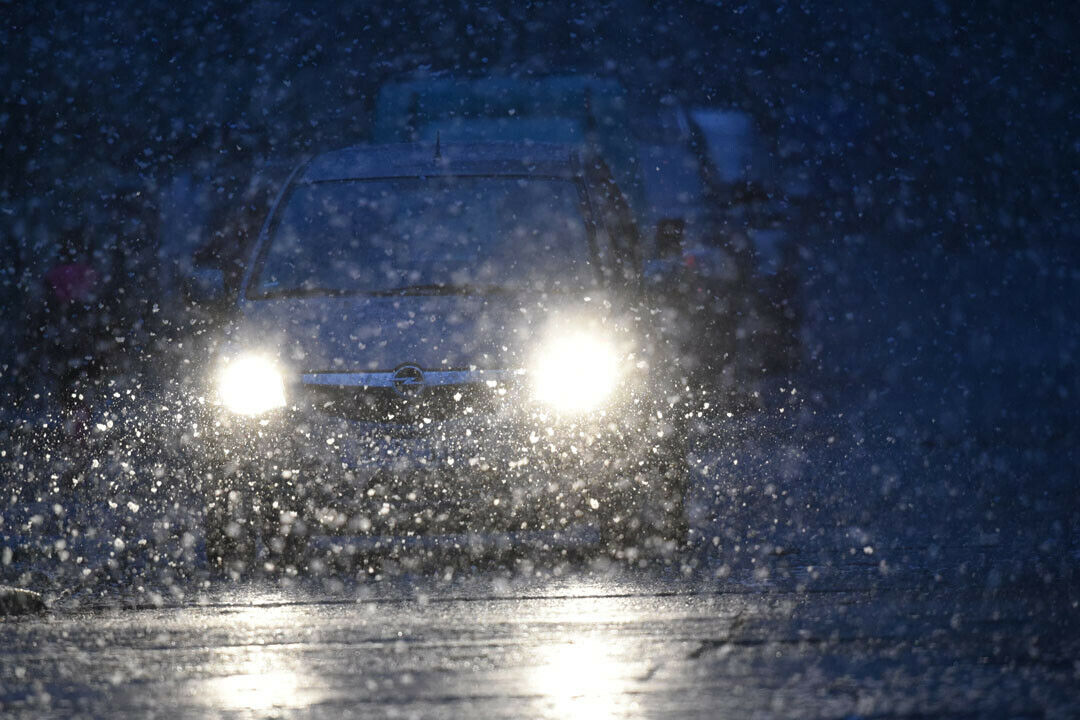 Wegen einsetzenden Schneefalls und glatter Straßen kam es in Rheinland-Pfalz zu mehreren Unfällen