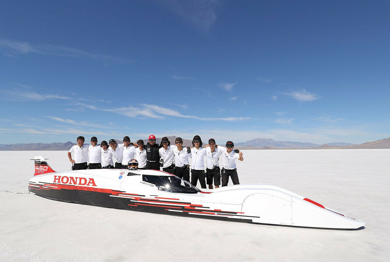 Das Team aus der Forschungs- und Entwicklungsabteilung von Honda auf dem Bonneville Salzsee