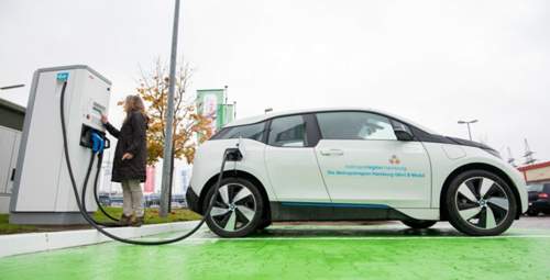 Fast eine Million Neuzulassungen für Fahrzeuge mit alternativen Antrieben zählte der europäische Verband der Autohersteller ACEA vergangenes Jahr in Europa