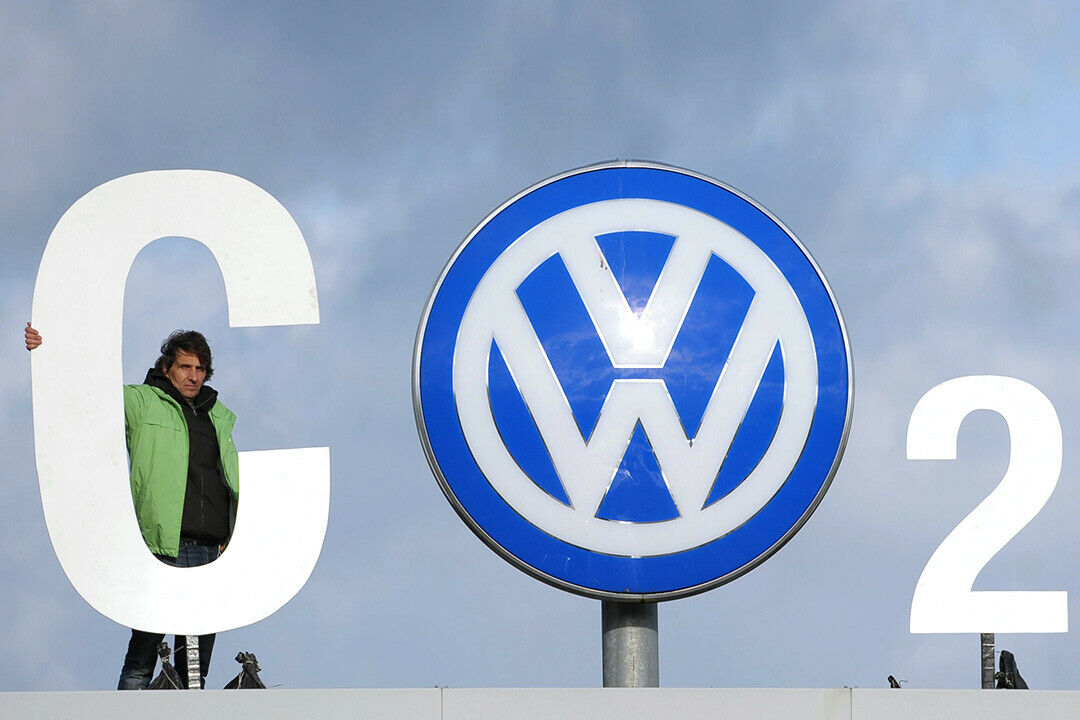 Greenpeace-Aktivisten stehen mit einem CO2 Banner am 09.11.2015 über dem Werkstor von Volkswagen in Wolfsburg