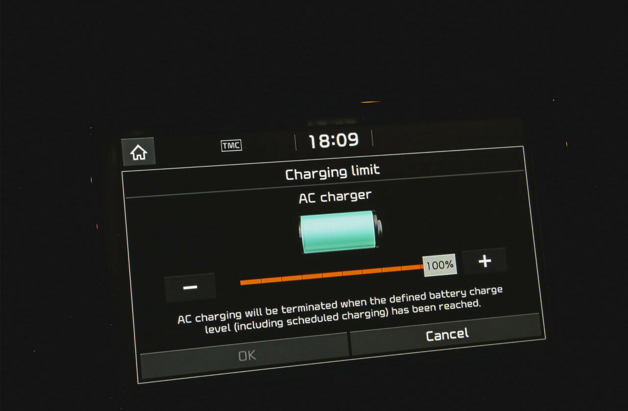Das Laden des E-Niro-Akkus lässt sich vorerst nur von außen steuern, nicht jedoch über eine App extern. Die folgt später im Jahr