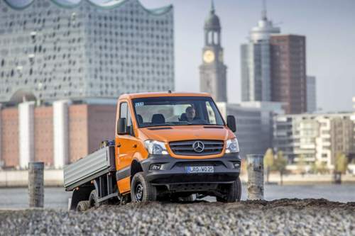Neben der Pritsche gibt es auch alle anderen Aufbauten für den Mercedes Sprinter 6x6. Nur beim Motor bleibt die Auswahl auf den 3,0-Liter-V6 beschränkt