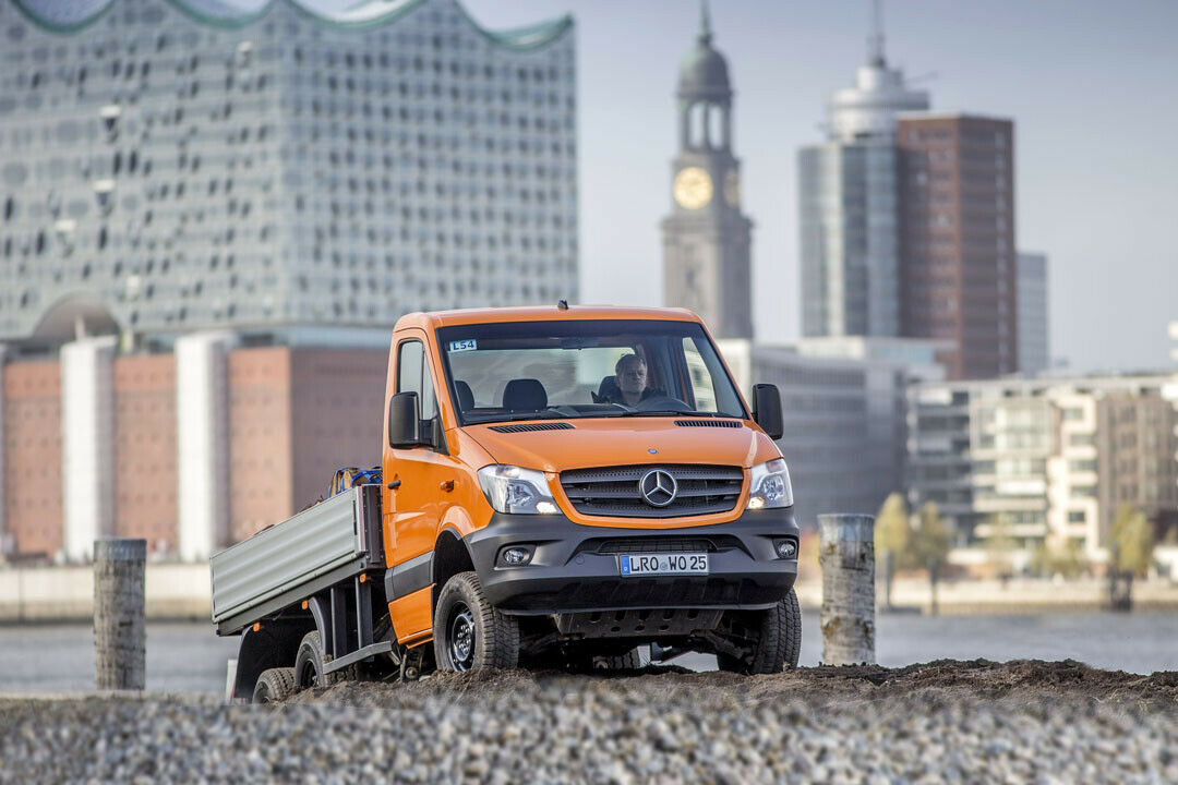 Neben der Pritsche gibt es auch alle anderen Aufbauten für den Mercedes Sprinter 6x6. Nur beim Motor bleibt die Auswahl auf den 3,0-Liter-V6 beschränkt