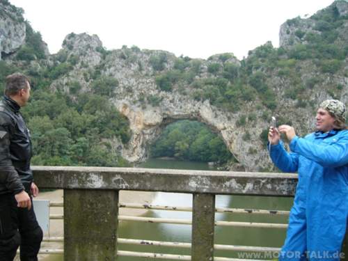 1. Pont de Arc im Regen