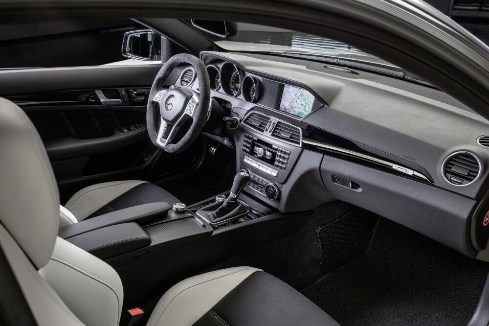 Serie im AMG 507: Sportsitze und Leder im Innenraum.
