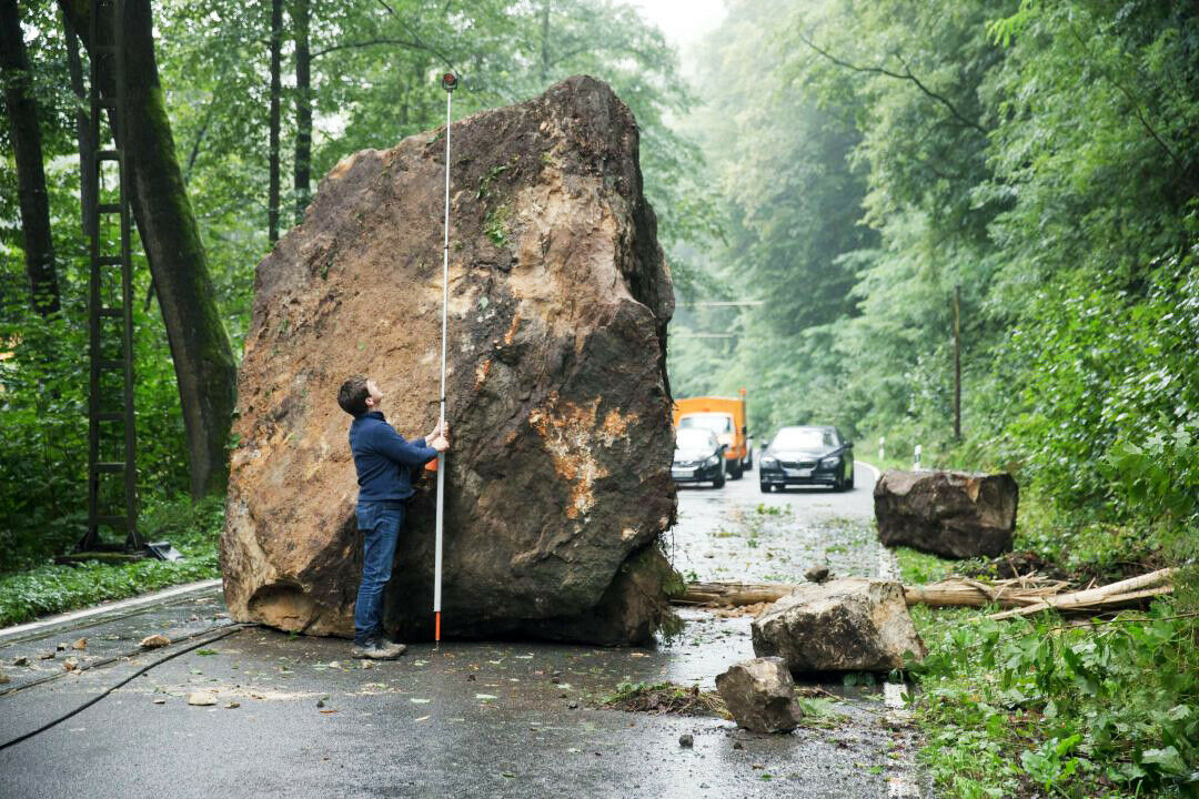 Dieser 50 Tonnen schwere Felsbrocken ist am Dienstag auf eine Straße im Osterzgebirge gestürzt. Zum Glück wurde niemand verletzt.