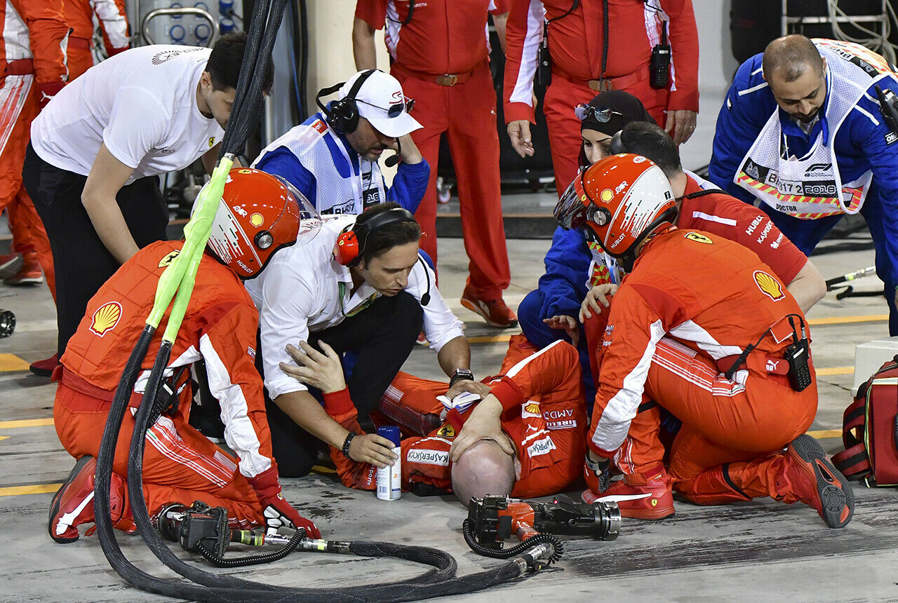 Beim Boxenstopp in Bahrain fuhr Kimi Räikkönen einen Mechaniker an. Für den Vorfall hat die Rennkommission eine Strafe von 50.000 Euro gegen die Scuderia verhängt