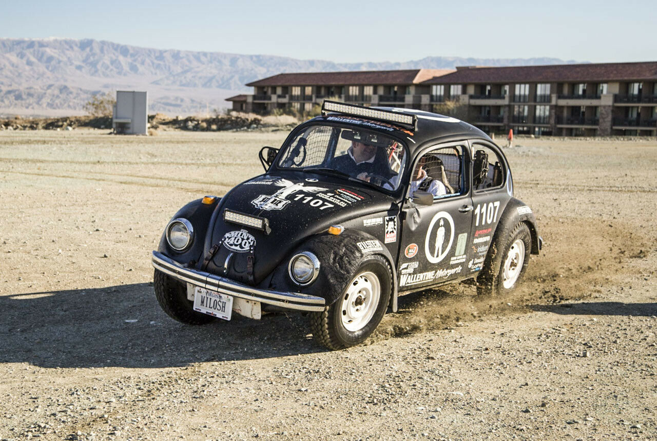 Ein 69er-Käfer in Schieflage: Dieser Baja-Bug fährt Rennen