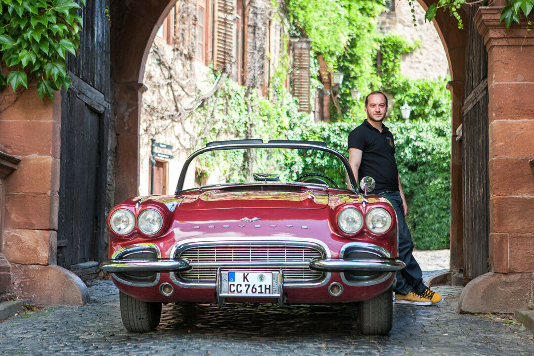 Der Gitter-Kühlergrill ziert die letzten Modelle der C1