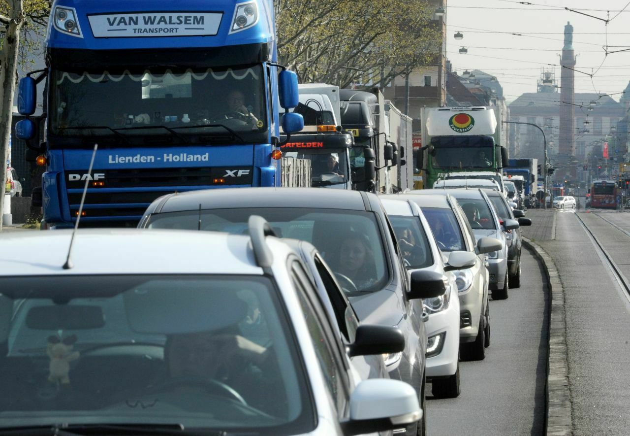 Langsam, aber stetig steigt das Verkehrsaufkommen: 2016 finden auf deutschen Straßen erstmals mehr als 60 Milliarden Fahrten mit Pkw, Krafträdern oder Taxis statt