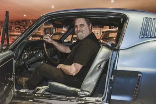 Adelbert Engler am Steuer eines seiner sieben Ford Mustang