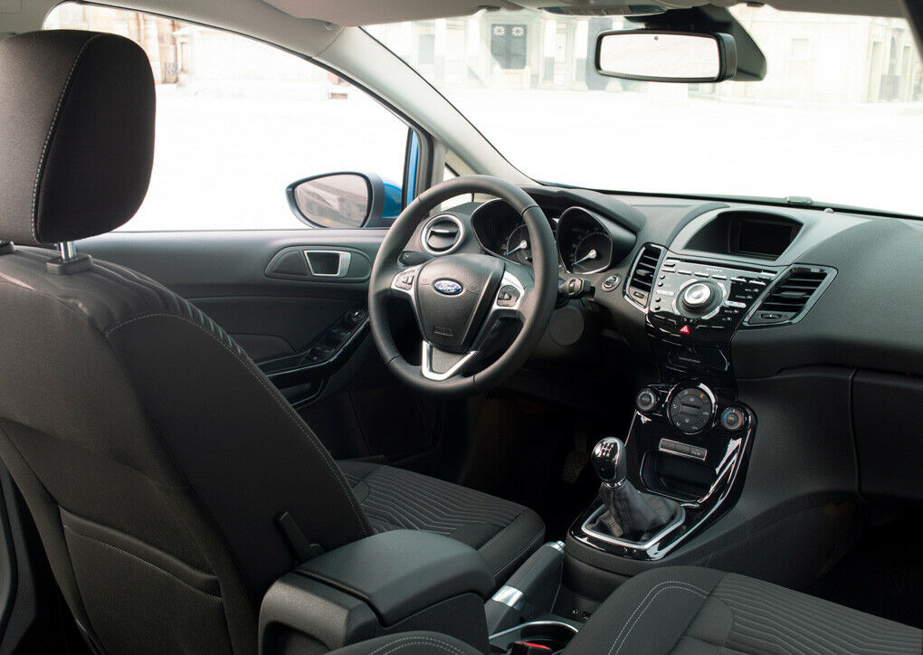 Im Cockpit sorgen neue Farben und Sitzdekore für eine optische Auffrischung.