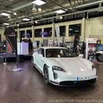 Porsche Taycan und Bühne